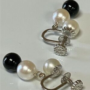 14 k 4.1 Gr vintage  white gold  pearl onyx Drop earrings screw  back